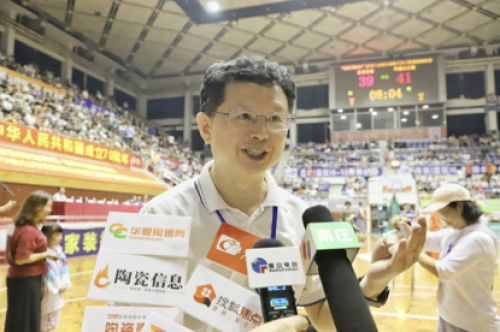   广东陶瓷协会会长陈环先生（上图）